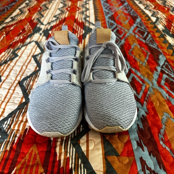 Women’s New Balance - Picture 2 of 5